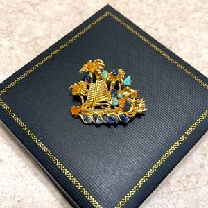 VINTAGE TROPICAL ISLAND & BOAT BROOCH WITH TURQUOISE, LAPIS & TOPAZ CUT STONES